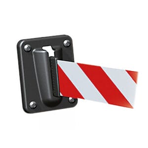 Wandmontierter Absperr-Wandclip mit rot-weiß gestreiftem, ausziehbarem Gurtband und schwarzem Metallgehäuse.