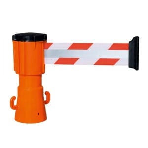 Orangefarbener Absperrgurt mit rot-weißem Band, ausziehbar am Kegel, für Zugangskontrolle und Absicherung, Sicherheitsprodukt.