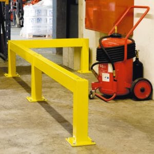 BLACK BULL Rammschutzgeländer Standpfosten auf Betonboden neben mobilem roten Feuerlöscher in Industriehalle montiert.