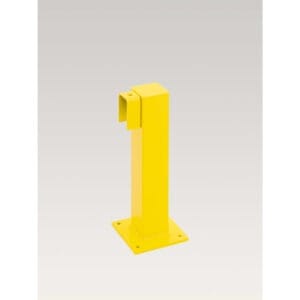 Gelber Metallpfosten mit quadratischem Fuß, Oberplatte und Winkel; BLACK BULL Rammschutzgeländer XL für Bodenmontage.