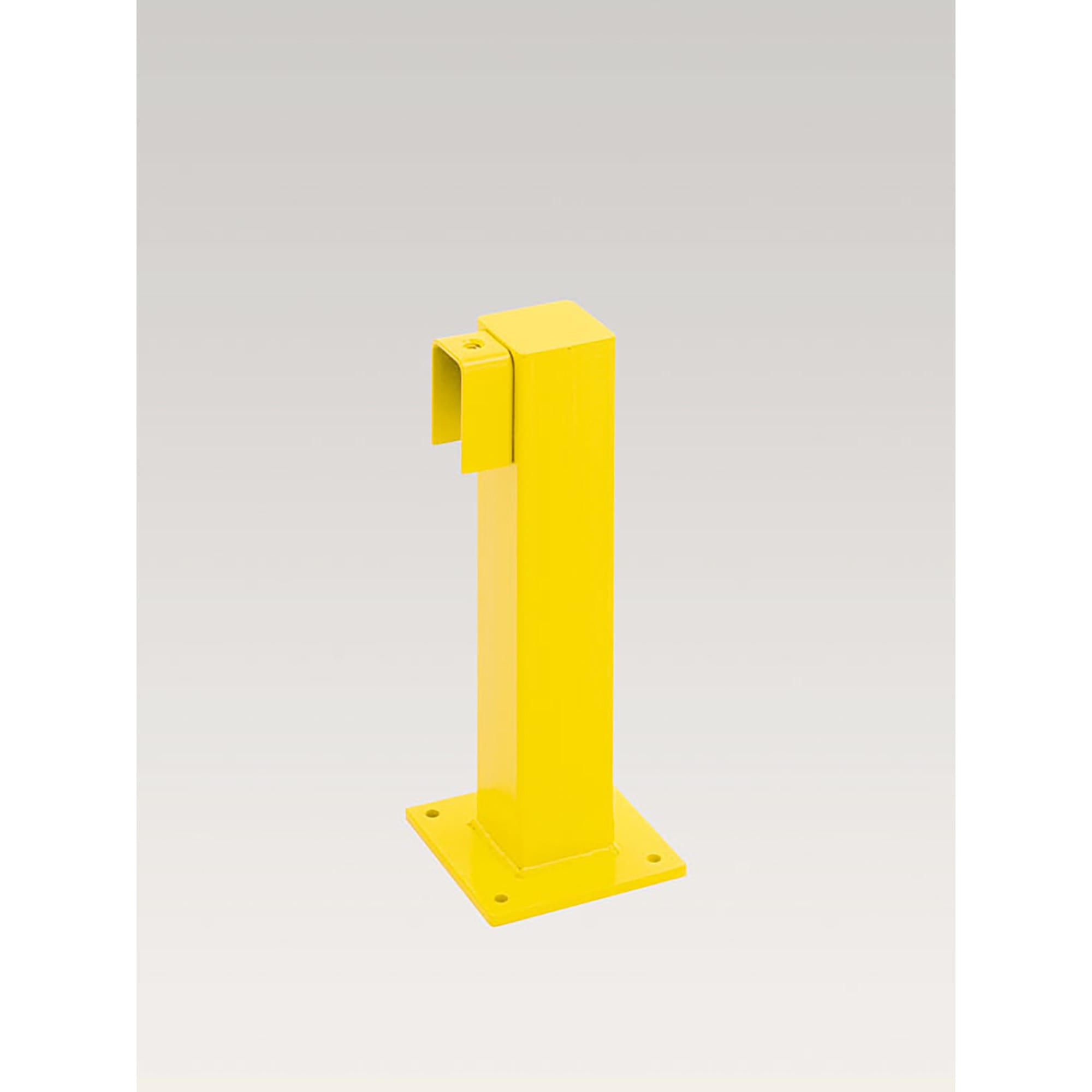 Gelber Metallpfosten mit quadratischem Fuß, Oberplatte und Winkel; BLACK BULL Rammschutzgeländer XL für Bodenmontage.