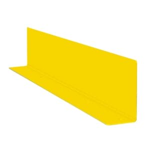 Gelber Metall Unterfahrschutz-Winkel, L-Form, lange Seite mit Bohrlöchern, auf weißem Hintergrund.
