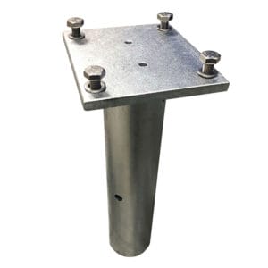 Stahl-Rammschutz mit rechteckiger Bodenplatte, vier Schrauben und zylindrischem Pfosten für Montage oder Baustruktur.