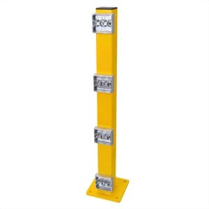 Schutzplanke XL mit gelbem Stahlpfosten, vier senkrechten silbernen Befestigungswinkeln und quadratischer Bodenplatte.