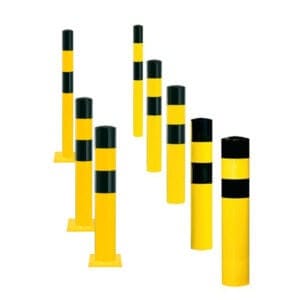 Sieben BLACK BULL Rammschutz-Poller, gelb-schwarz, verschiedene Höhen und Streifenmuster, in zwei Reihen auf weißem Hintergrund.
