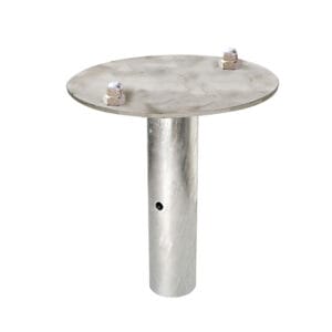 Stabiles Stahl-Bodenrohr mit rundem, flachem Kopf, zwei sichtbaren Schrauben und seitlicher Öffnung am zylindrischen Sockel.