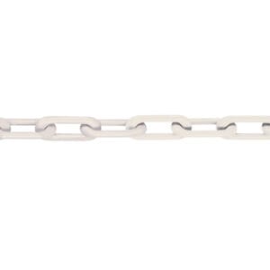 Horizontale Metallkette MNK-Güte 8 mit ovalen Kettengliedern auf weißem Hintergrund, Detailansicht Kettenform.
