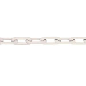 Horizontale Metallkette MNK-Güte 8 mit ovalen Kettengliedern auf weißem Hintergrund, Detailansicht Kettenform.