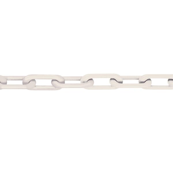 Horizontale Metallkette MNK-Güte 8 mit ovalen Kettengliedern auf weißem Hintergrund, Detailansicht Kettenform.
