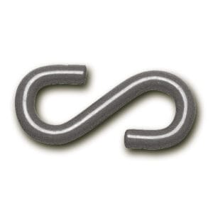 Metall S-Haken mit abgerundeten Enden, freigestellt auf weißem Hintergrund. Ideal für Aufhängung und Befestigung.