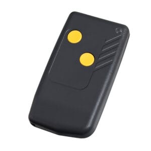 Schwarze Fernbedienung mit zwei gelben Tasten, Rillenmuster rechts, auf weißem Hintergrund. TV Zubehör, Technik, Bild.