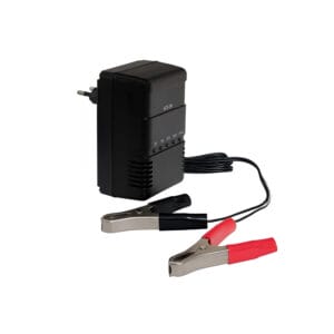Schwarzes Batterieladegerät mit Eurostecker, schwarzem Kabel und zwei Krokodilklemmen (rot und schwarz) auf weißem Hintergrund.