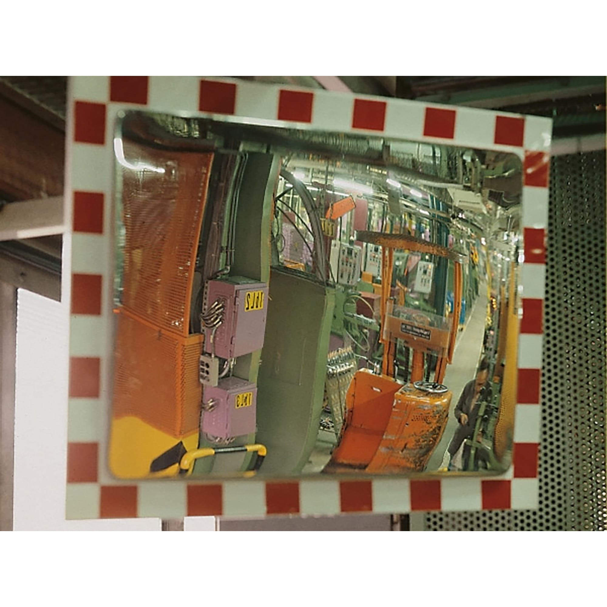 Rechteckiger DURABEL PRO Verkehrsspiegel mit rot-weißem Rand, spiegelt Industrieanlage mit Maschinen, Rohren und Metallstrukturen.