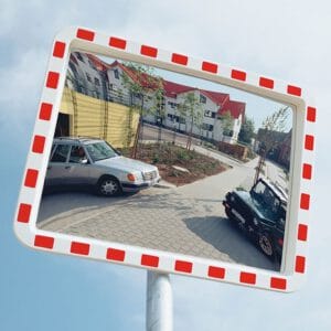 EUCRYL Verkehrsspiegel zeigt zwei Autos an einer Straßenecke, umgeben von Gebäuden, Bäumen und Gehweg im Hintergrund.