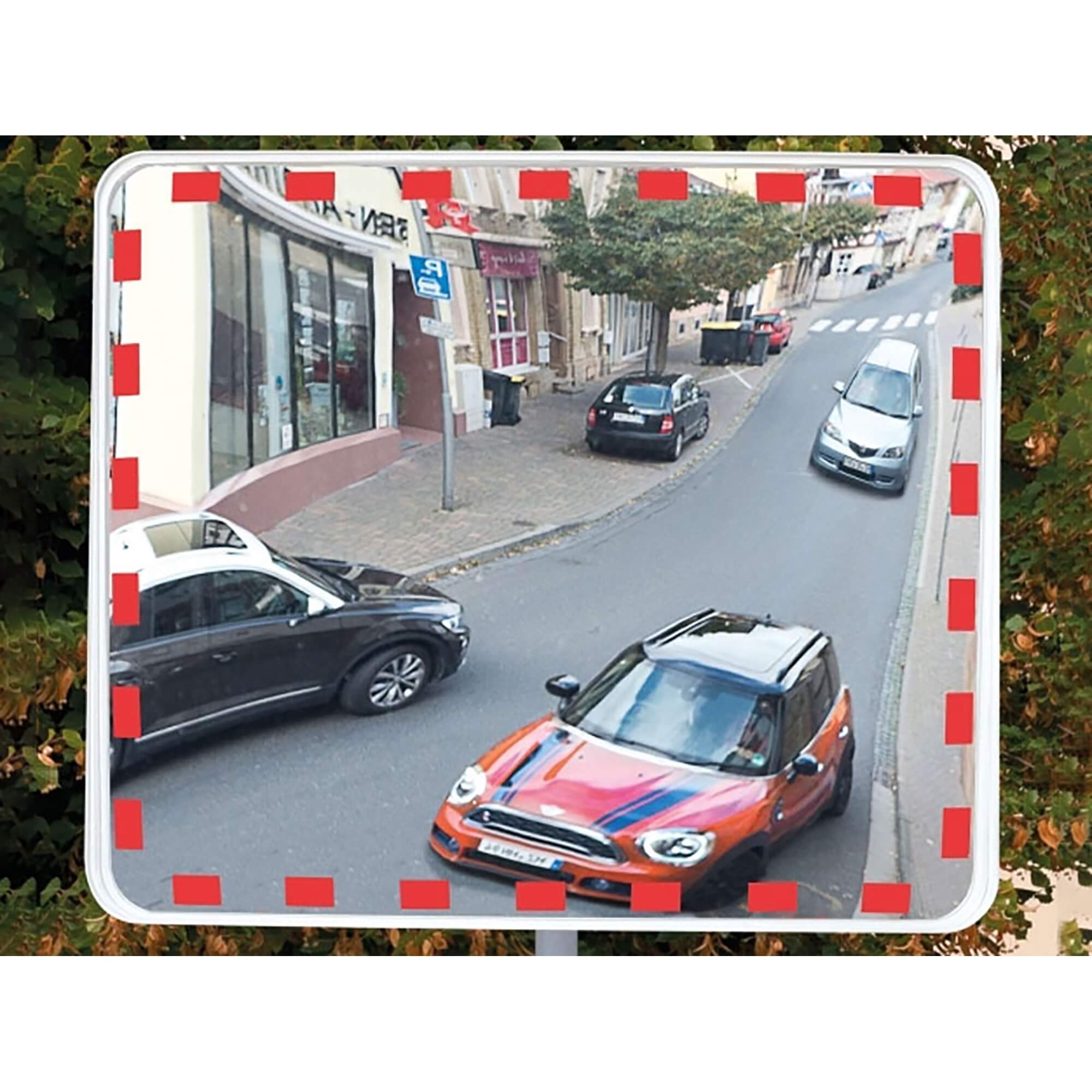 EUCRYL ECO Verkehrsspiegel zeigt mehrere Autos auf schmaler Straße neben Gehweg und Ladenfassaden, Verkehrssicherheit.