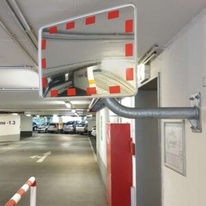Rechteckiger EUCRYL ECO Verkehrsspiegel mit roten Markierungen in Tiefgarage, zeigt parkende Autos und Garagendetails.