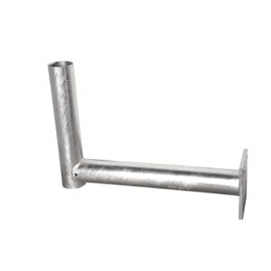 Metall Wandhalterung mit Rohrarm und rechteckiger Grundplatte zur Befestigung von Masten oder Antennen an der Wand.
