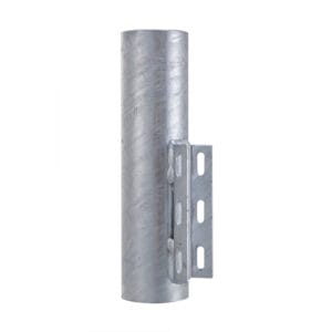 Universal-Bandschellenadapter aus Metall für Rundmasten, seitlich mit geschlitzter Montageplatte, vor weißem Hintergrund.