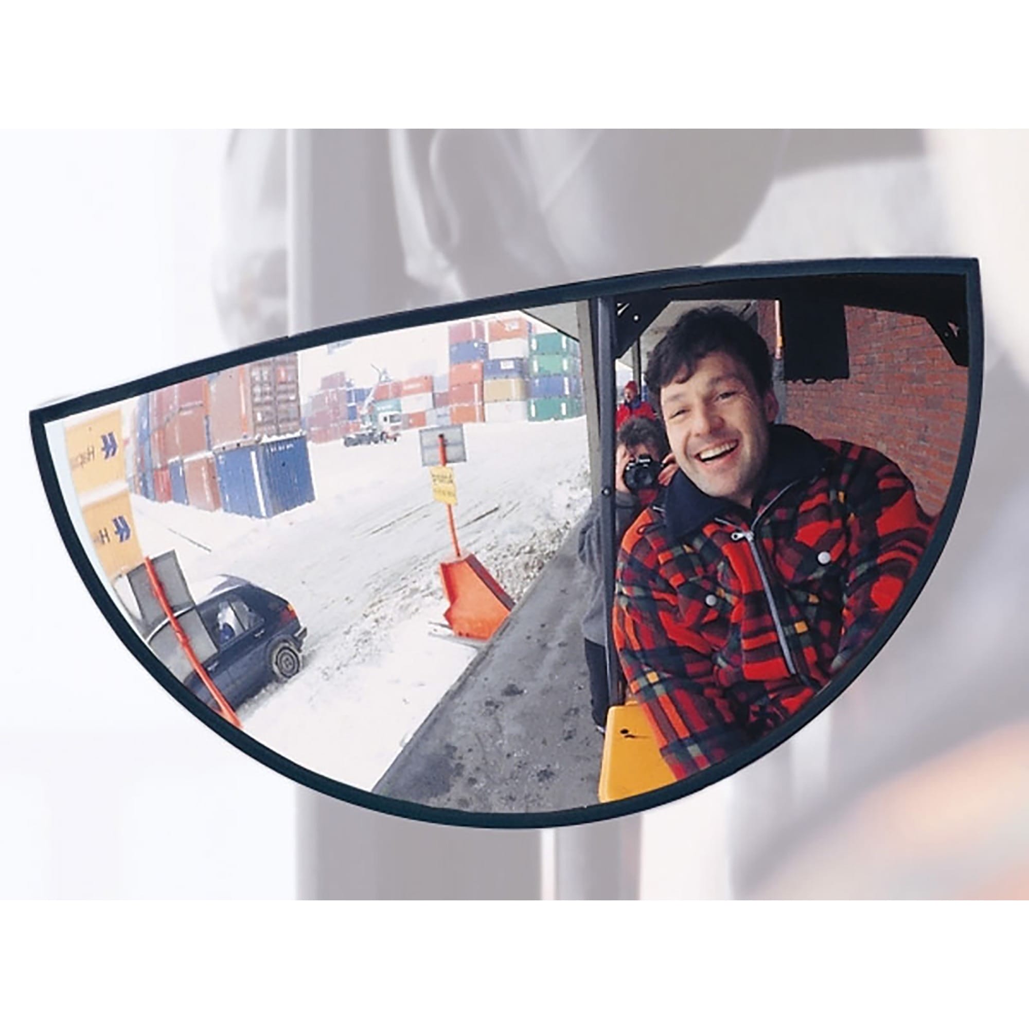HORIZONT Drei-Wege-Spiegel zeigt Mann mit roter Karojacke, verschneiter Boden, geparktes Auto und Container im Hintergrund.
