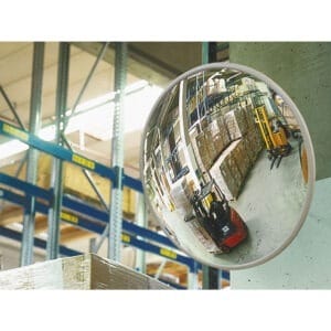 Industriespiegel in Lagerhalle zeigt Regale, gestapelte Paletten und Gabelstapler bei der Arbeit, Sicherheit Lager.