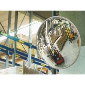 Industriespiegel in Lagerhalle zeigt Regale, gestapelte Paletten und Gabelstapler bei der Arbeit, Sicherheit Lager.