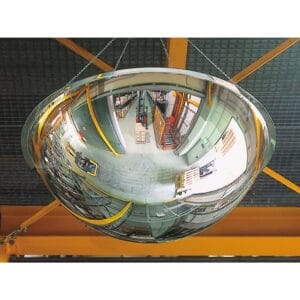 PANORAMA-360 Vier-Wege-Spiegel als konvexer Sicherheitsspiegel an der Lagerdecke reflektiert Regale, Paletten, Geräte rundum.