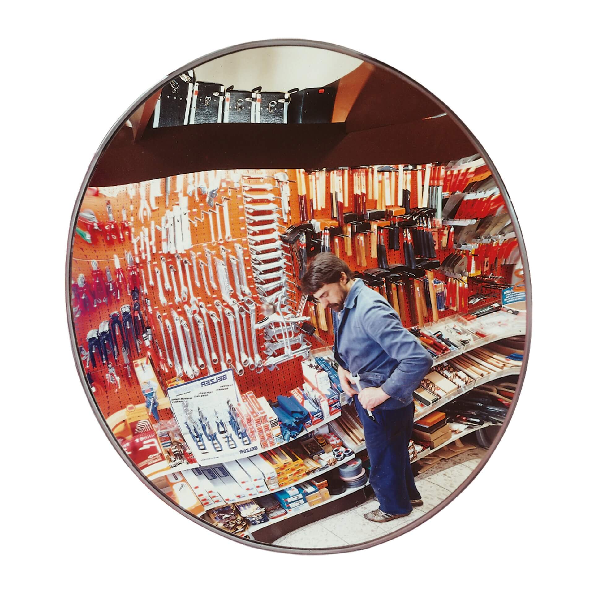 Person in blauer Jacke betrachtet Werkzeugregale im Baumarkt, Spiegelung im DETEKTIV Beobachtungsspiegel überwacht Gang.