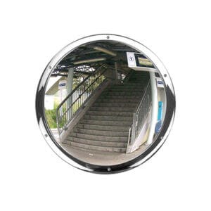 Edelstahl Wölbspiegel an Wand in öffentlichem Raum reflektiert Treppe und Überbau, ideal für Sicherheit und Übersicht.