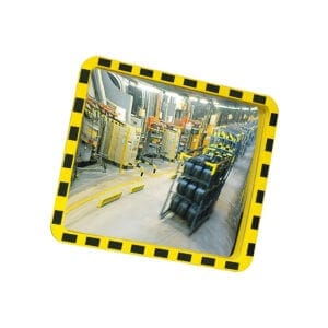 Rechteckiger EUCRYL Industriespiegel, konvex, gelb-schwarzer Rahmen, für Lagerhallen und Fabriken, Regale sichtbar.