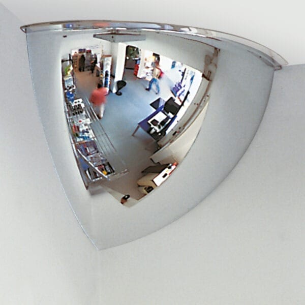 PANORAMA-90 Zwei-Wege-Spiegel in Ecke montiert, spiegelt Laden-Innenraum mit Regalen, Waren und gehenden Personen wider.