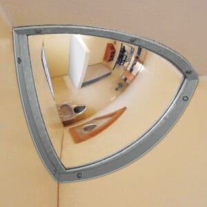 MORION-Justizspiegel als konvexer Sicherheitsspiegel an der Decke, zeigt Spiegelbild von Toilette, Waschbecken und Spiegel.