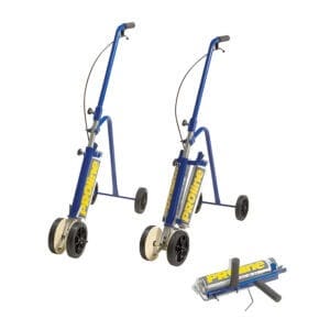 Zwei PROliner Universal Markiergeräte 50-75mm mit Rädern und Griffen stehen neben einem Farbbehälter-Aufsatz aufrecht.