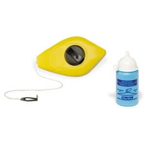 Gelbe PROline-Paint Schlagschnur-Rolle mit Metallhaken neben blauer Flasche Markierungspulver für Bau Vermessung.