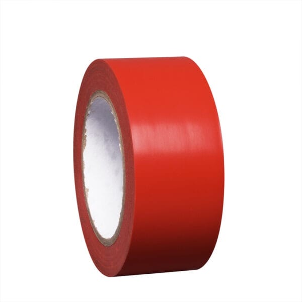 Eine rote PROline-Klebebandrolle steht aufrecht auf weißem Hintergrund. Produktfoto für Klebeband, Markierungsband.