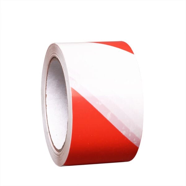 Eine Rolle PROline Markierungsband mit diagonalen roten und weißen Streifen auf weißem Hintergrund, Klebeband sichtbar.