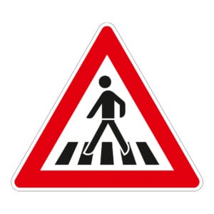 Dreieckiges Verkehrsschild mit rotem Rand, Piktogramm: Person über Zebrastreifen. Hinweis auf Fußgängerüberweg.