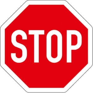 Rotes achteckiges STOP-Schild mit weißer Aufschrift "STOP" in Großbuchstaben, Markierungsfolie, Verkehrszeichen.