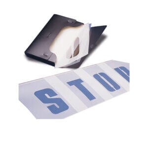 Schwarzer Ordner mit PROline-thermo Markierungsfolie, Buchstabe A; ausgestanzte Buchstaben ergeben das Wort STOP.