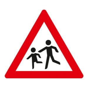 Rotes, dreieckiges Verkehrszeichen mit schwarzen Silhouetten von Erwachsenem und Kind, Warnung vor Schulweg oder Fußgängerüberweg.