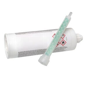 Weiße Viaxi 2-Komponenten-Primer Kartusche mit Warnhinweisen und transparenter Mischdüse für Klebstoff oder Dichtstoff.