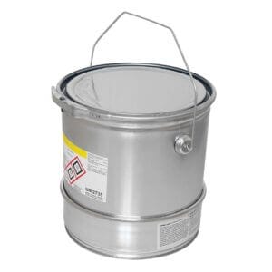 Große silberne Metallkanne 2K Einlassgrund 4 mit Griff und Warnhinweisen, stehend vor weißem Hintergrund.