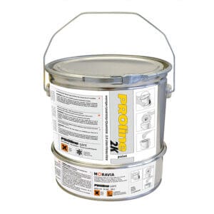 Metalleimer PROline-paint-2K-Hallenbeschichtung mit Griff, Anweisungen, Gefahrensymbolen, gestapelt auf identischem Kanister.