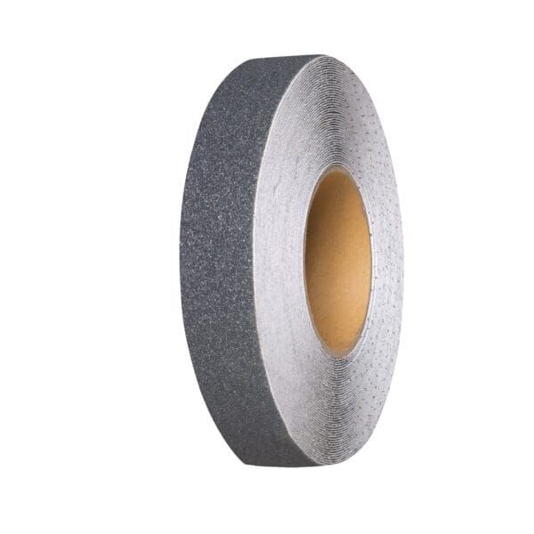 Schwarzes Antirutsch-Belag Klebeband Rolle mit grober Oberfläche, auf weißem Hintergrund, rutschhemmendes Klebeband.