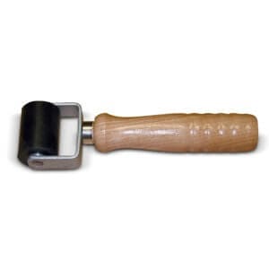 Handroller mit Holzgriff und schwarzer Walze, ideal zum Andrücken von Antirutschbelag, Werkzeug für Bodenverlegung.