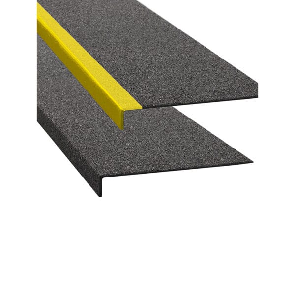 Zwei schwarze PROline Antirutsch Treppenwinkel, einer mit gelbem Sicherheitsstreifen, einer ohne, auf weißem Hintergrund.