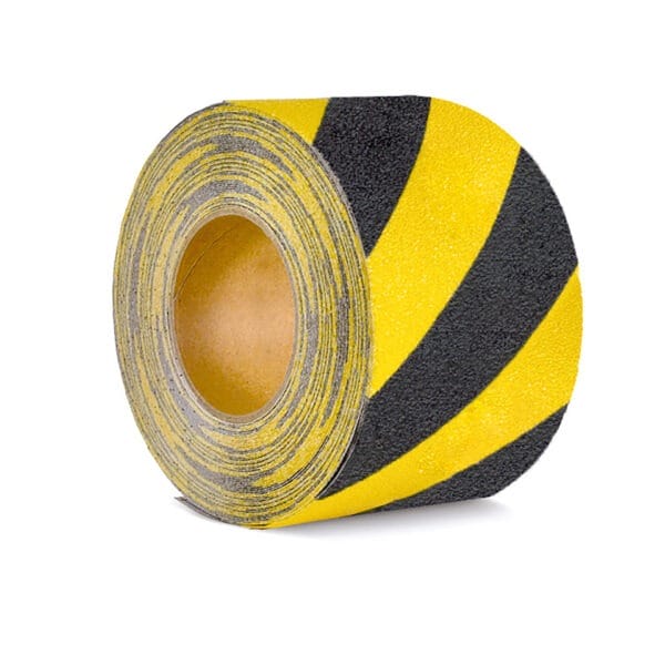 Rolle Antirutsch-Klebeband mit gelb-schwarzen Streifen, Warnmarkierung, rutschhemmend, auf weißem Hintergrund.