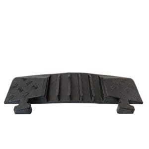 Schwarze Gummiboden Kabelbrücke mit strukturierter Oberfläche und drei erhöhten Mittelstegen auf weißem Hintergrund.