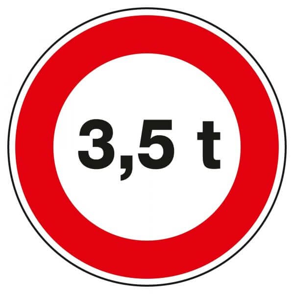 Rundes Verkehrsschild mit rotem Rand und Aufschrift 3,5 t an EasyRide Fahrbahnschwelle; Gewichtslimit 3,5 Tonnen Fahrzeuge.