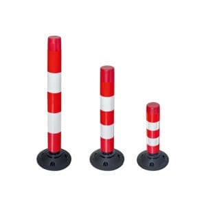 Drei FlexPin rot-weiß gestreifte Straßenpoller in verschiedenen Höhen mit schwarzem Rundfuß stehen nebeneinander auf weißem Hintergrund.