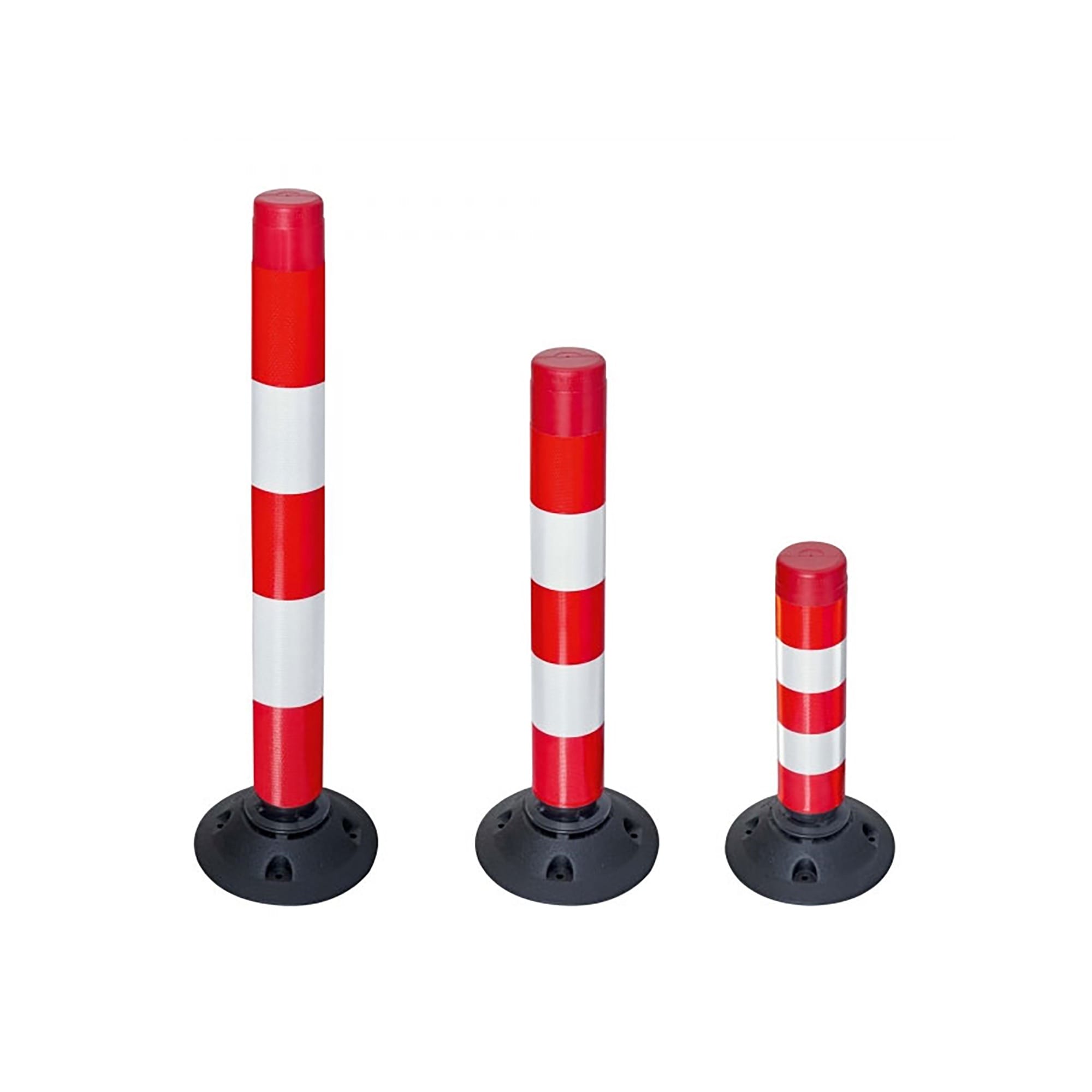 Drei FlexPin rot-weiß gestreifte Straßenpoller in verschiedenen Höhen mit schwarzem Rundfuß stehen nebeneinander auf weißem Hintergrund.